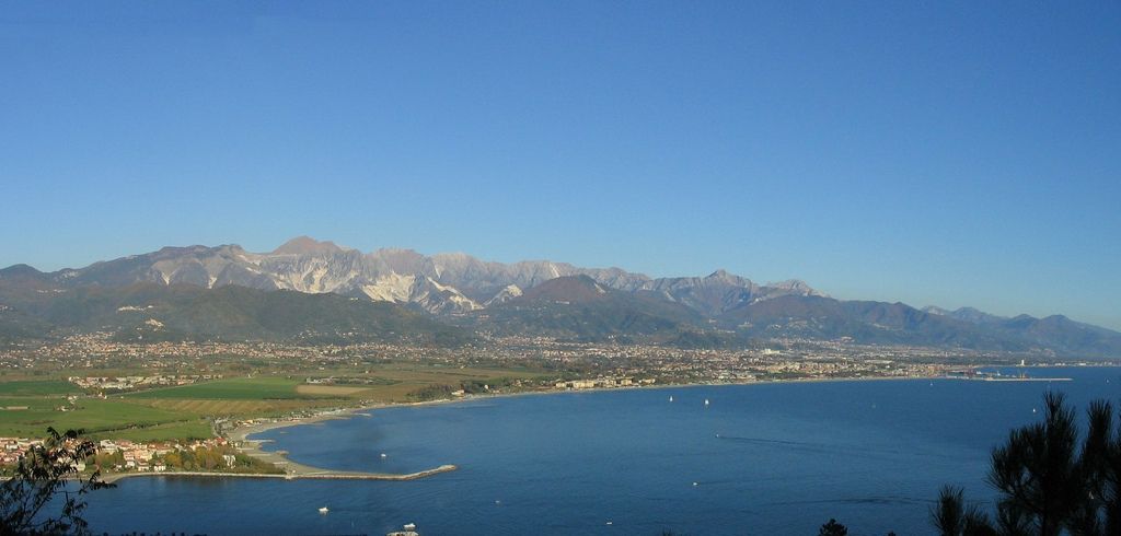 Panorama sulle Apuane e Marinella di Sarzana da Montemarcello