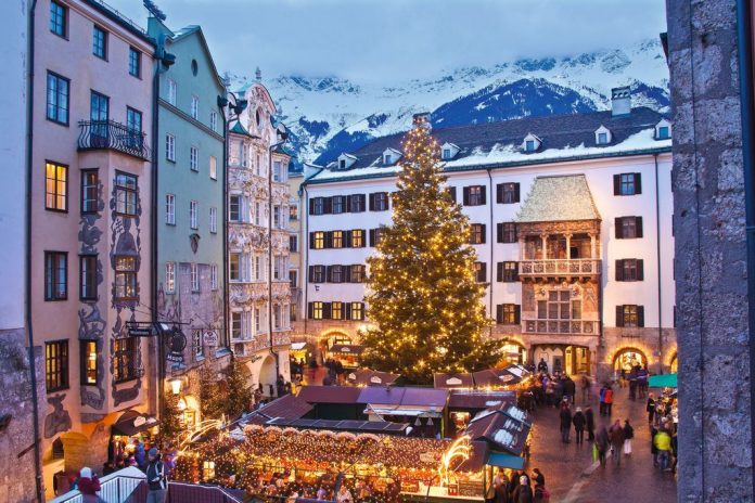 Mercatino di Natale a Innsbruck ai piedi del Tettuccio-d'oro cr. Lackner