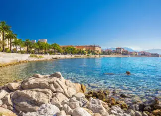 Corsica in camper: tra spiagge, montagne e campeggi panoramici